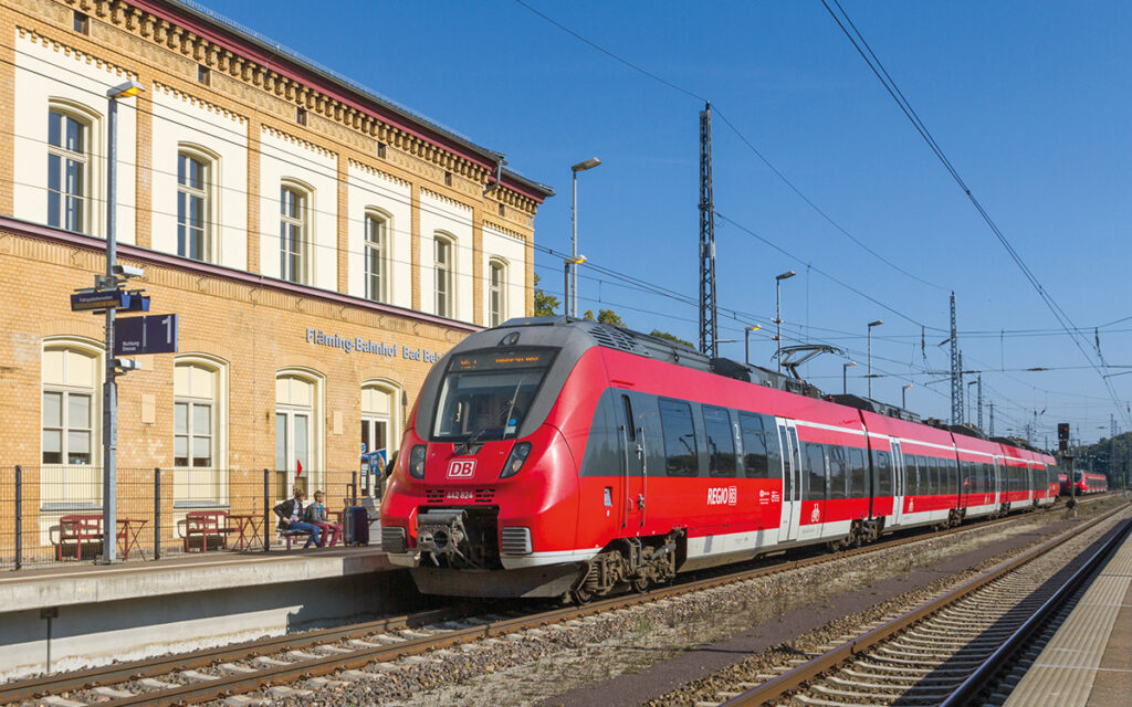 Ein Triebzug des Typs Talent hält im Bahnhof Bad Belzig.