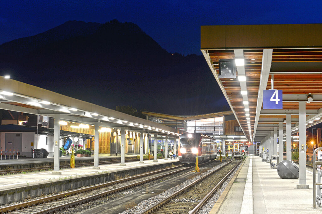 Ein Triebwagen hält an einem Bahnsteig.