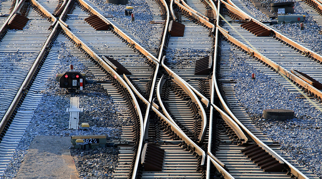 Viele Gleise und Weichen der Eisenbahn.