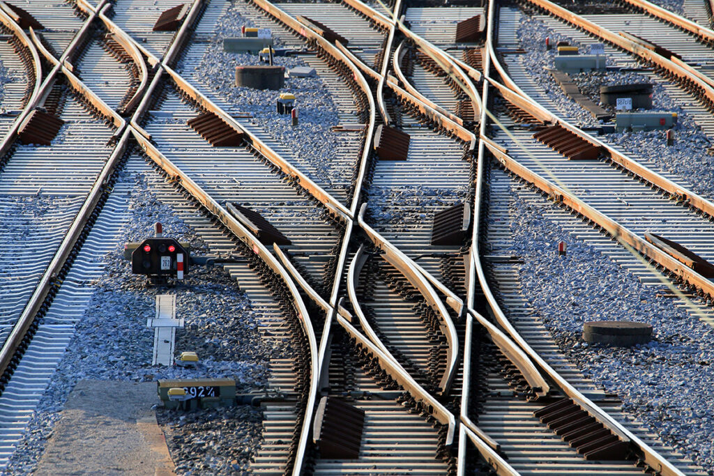 Viele Gleise und Weichen der Eisenbahn.