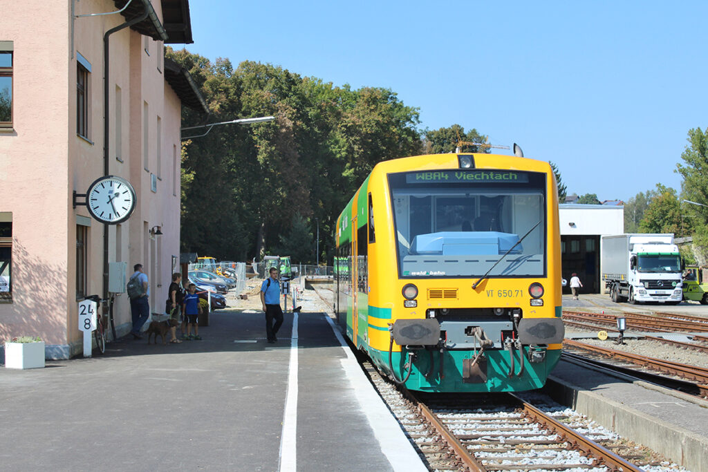 Ein Zug steht an einem Bahnsteig.