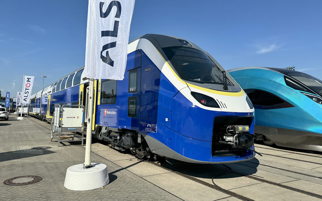 Ein Coradia-Max-Zug steht auf der InnoTrans in Berlin.