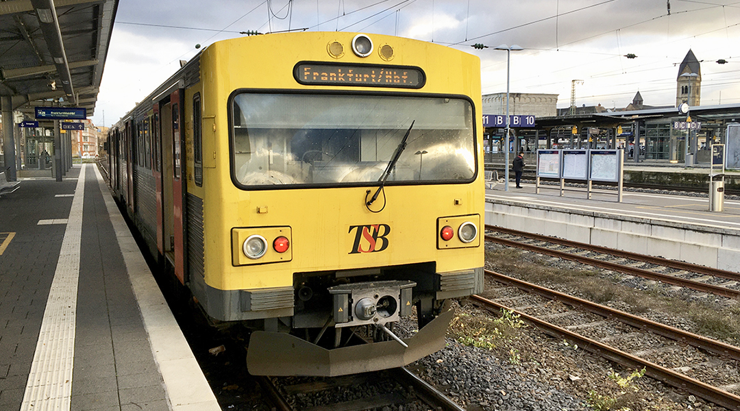 Ein Zug steht an einem Bahnsteig.