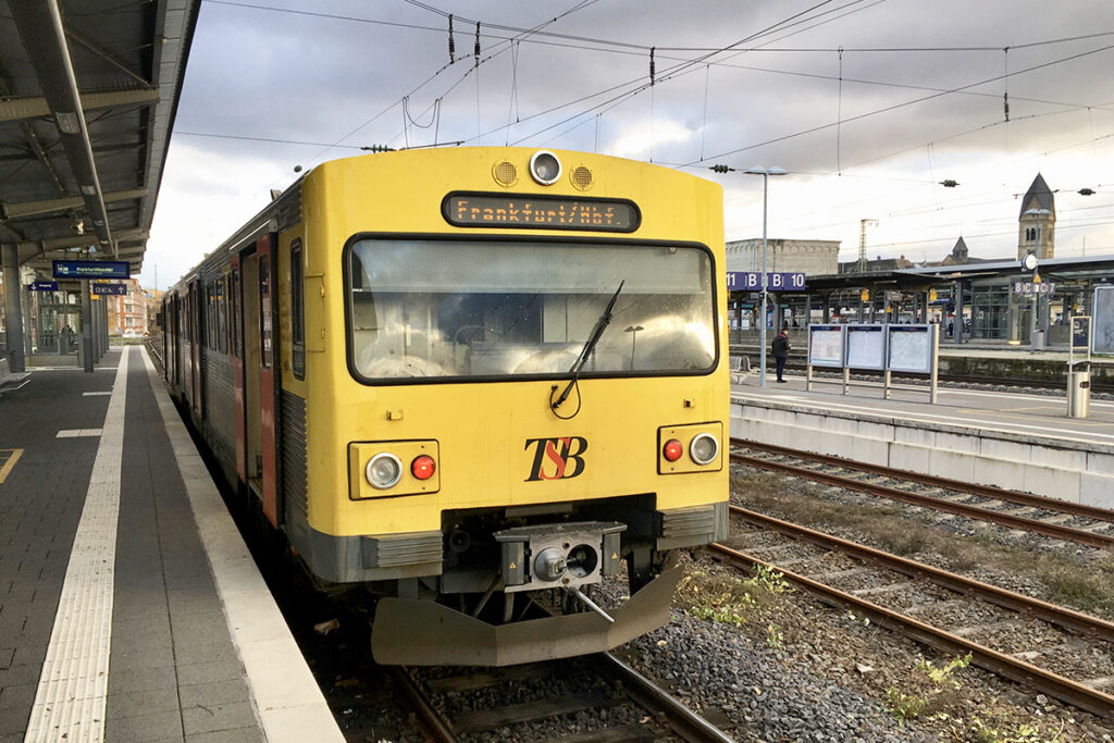 Ein Zug steht an einem Bahnsteig.