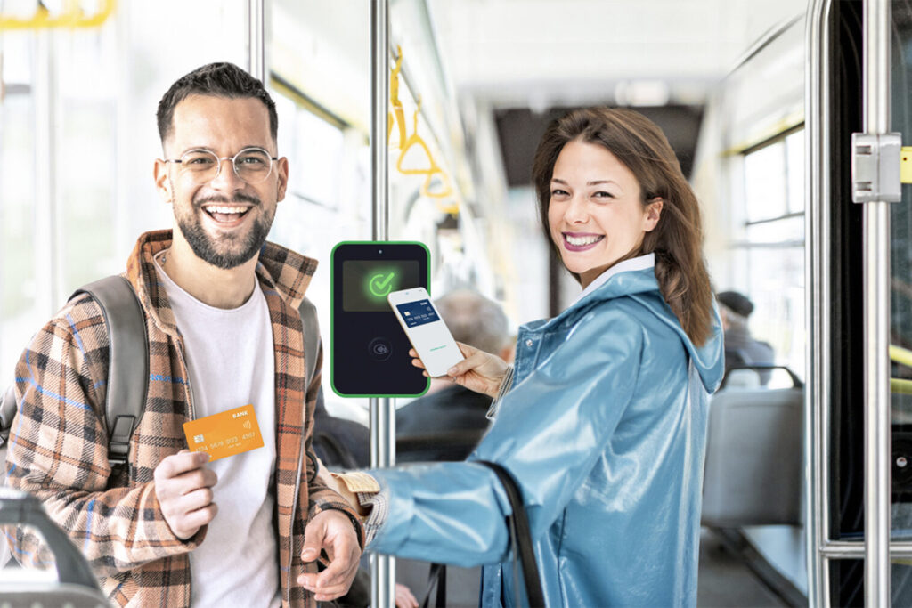 Zwei Personen stehen in einem Bus.