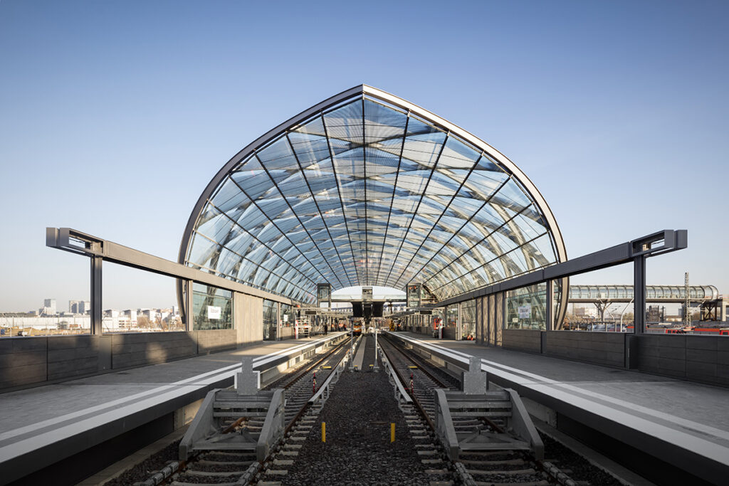 Eine U-Bahn-Haltestelle mit zwei Gleisen.