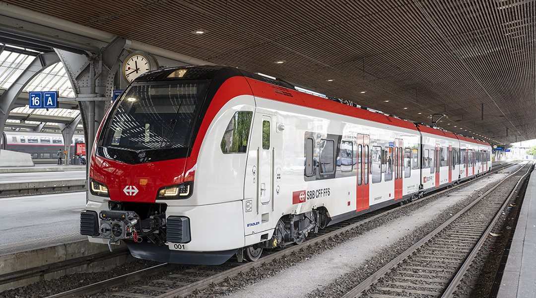 Ein FLIRT-Zug steht an einem Bahnsteig.