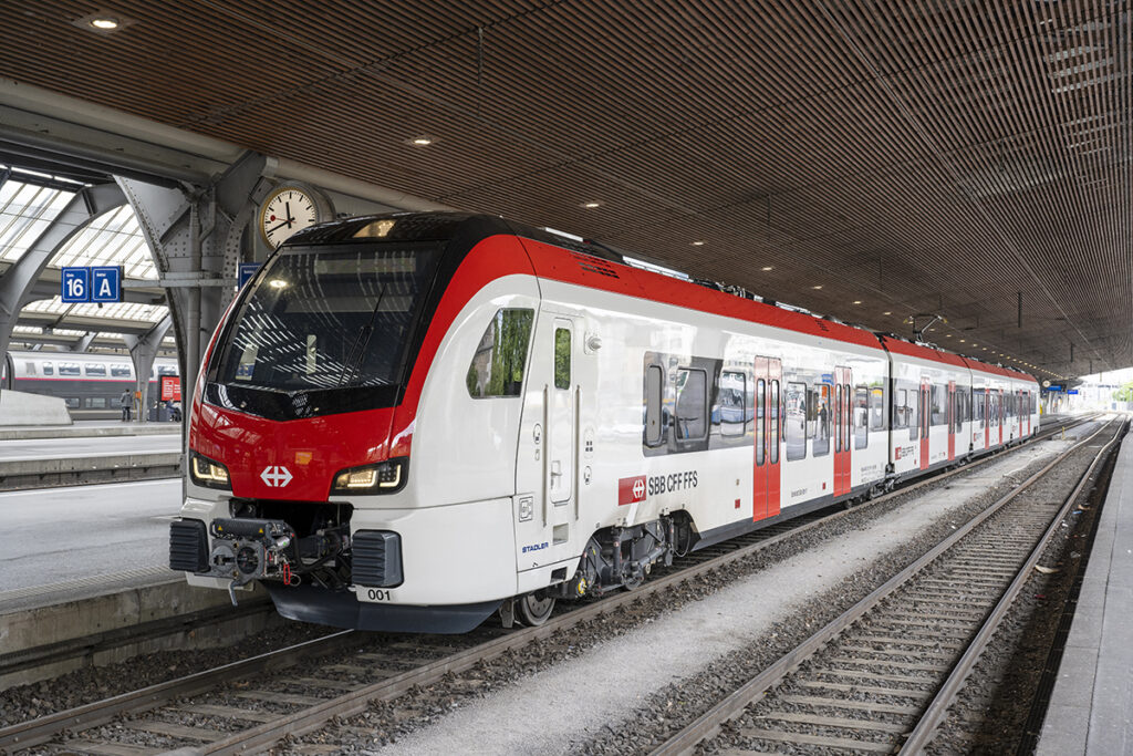 Ein FLIRT-Zug steht an einem Bahnsteig.