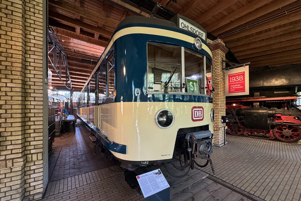 Eine Hamburger s-Bahn der Baureihe 471 im Lokschuppen.