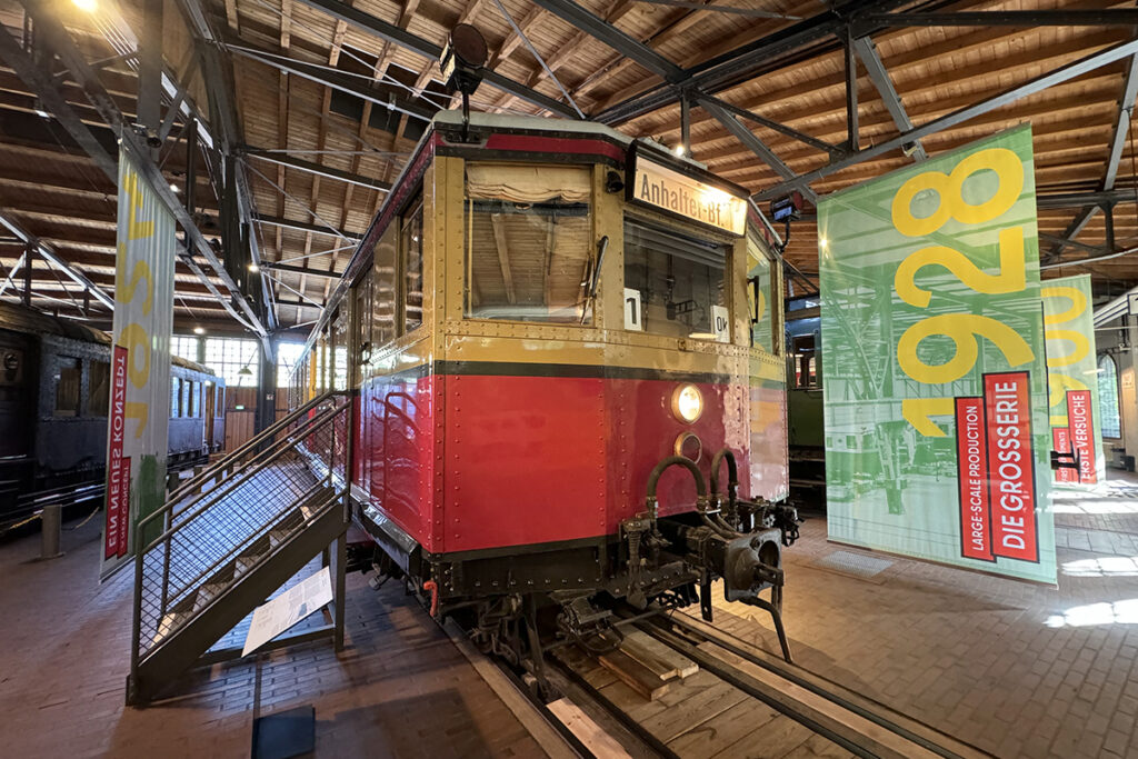 Eine S-Bahn der Bauart Stadtbahn steht im Lokschuppen.