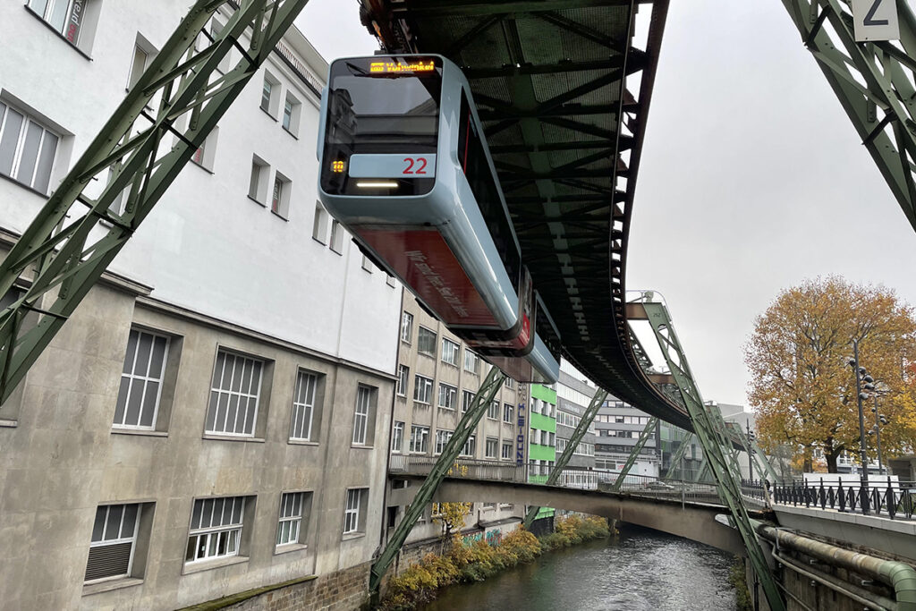 Eine Schwebebahn fährt durch Wuppertal.