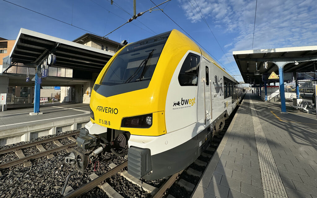 Ein Zug steht an einem Bahnsteig.