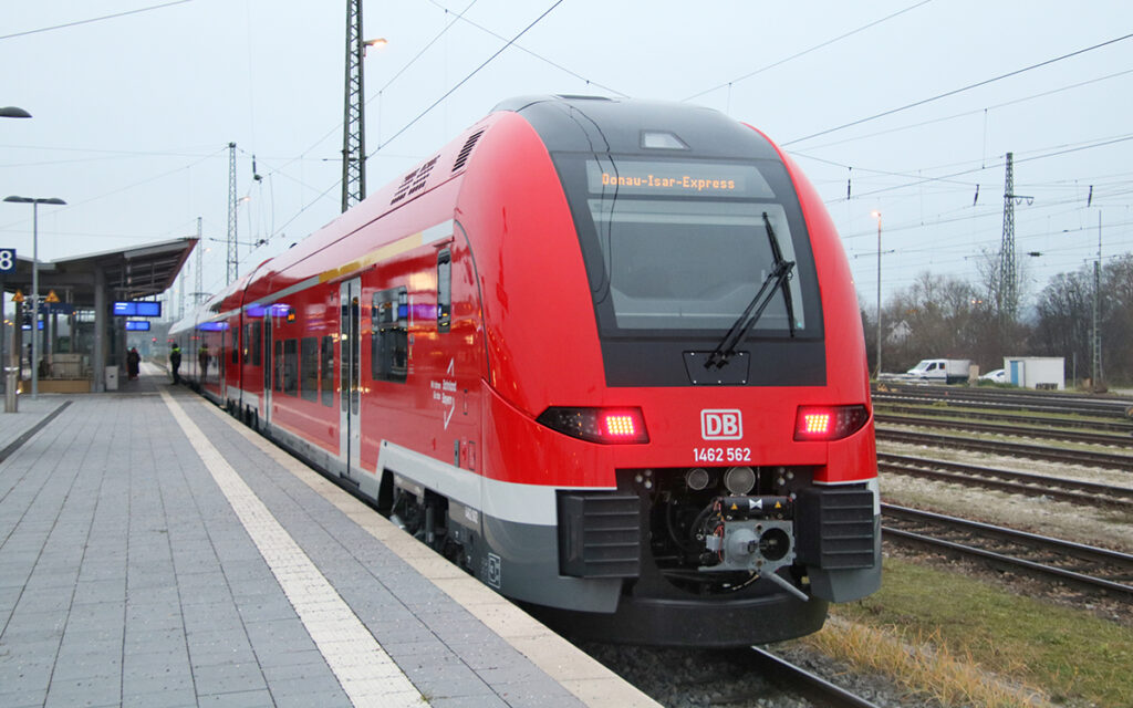 Ein Doppelstockzug steht an einem Bahnsteig.