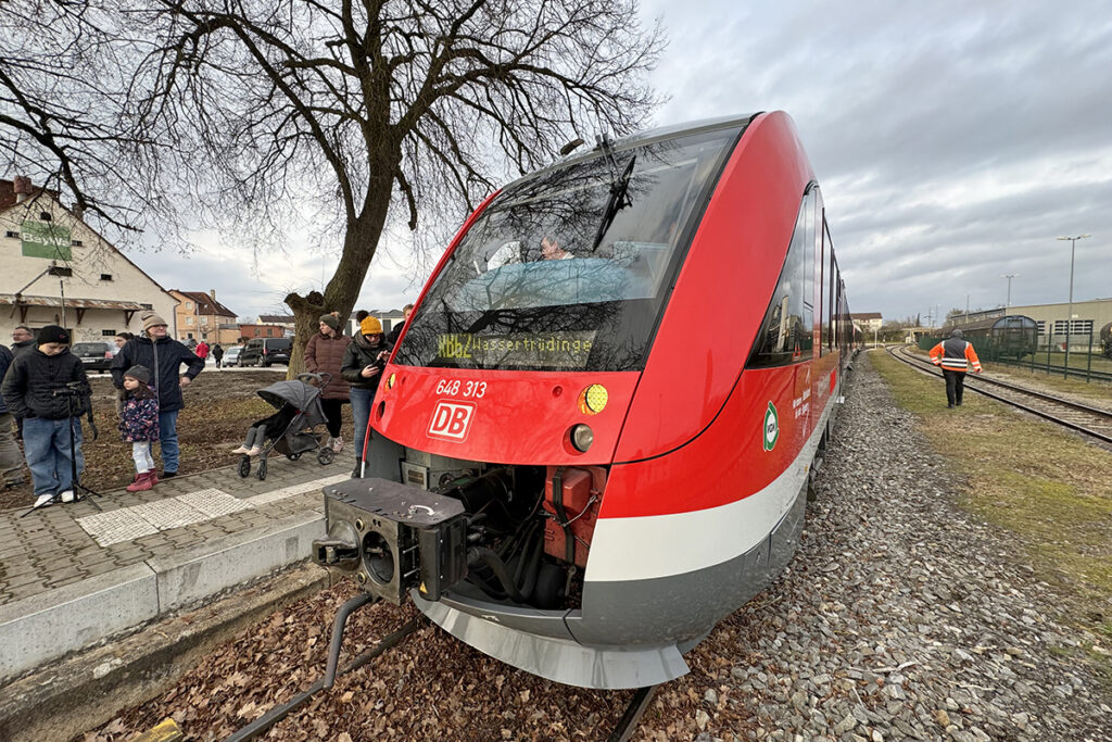 Ein Zug steht an einem Bahnsteig.