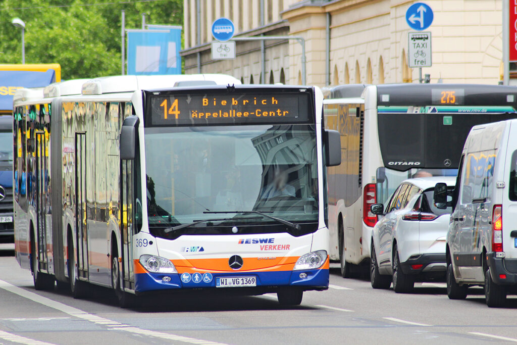 Ein Bus fährt auf einer Straße in Wiesbaden.