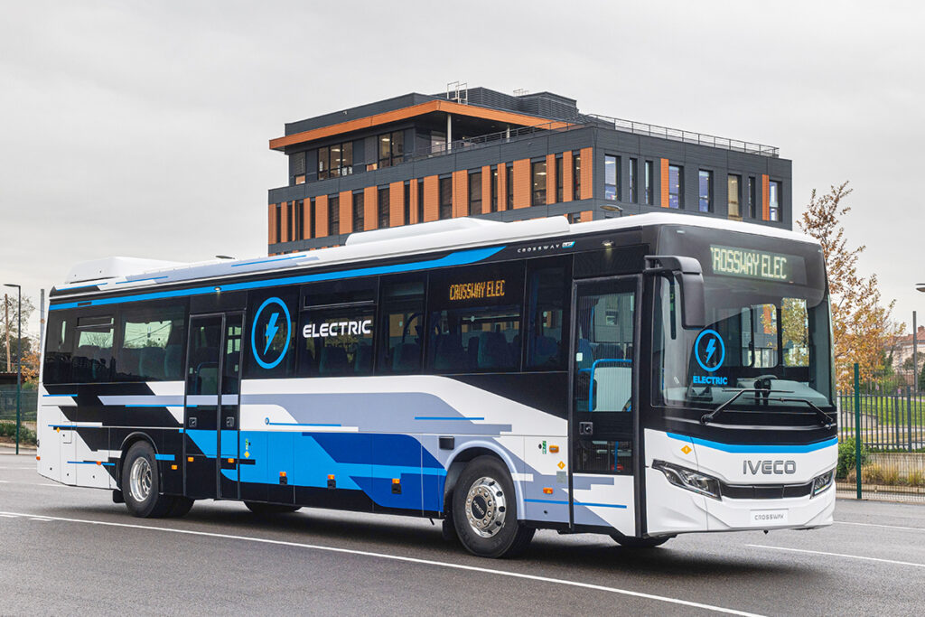 Ein Elektrobus steht vor einem Gebäude.