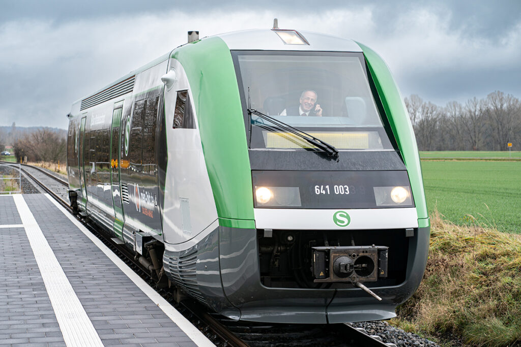 Ein S-Bahn-Zug steht an einem Bahnsteig.