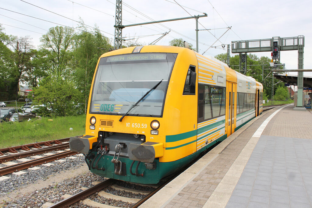 Ein Triebwagen des Typs RegioShuttle steht an einem Bahnsteig.