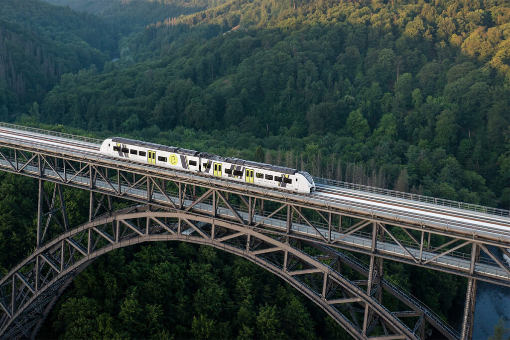 Ein Zug fährt über eine Brücke.