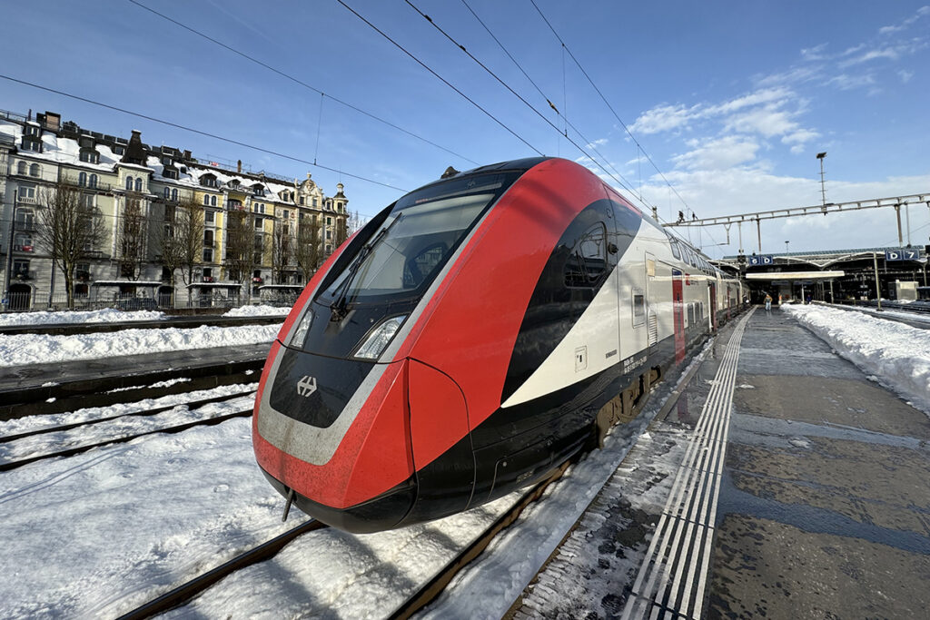 Ein Zug steht an einem Bahnsteig in Luzern.