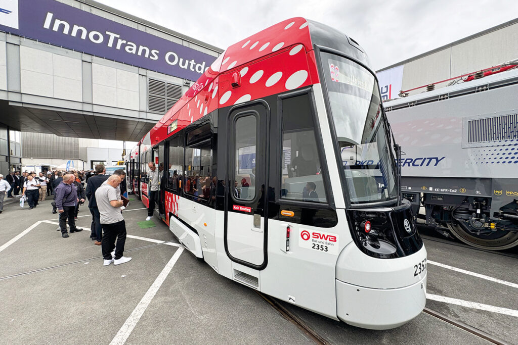 Eine Straßenbahn steht auf einer Messe.