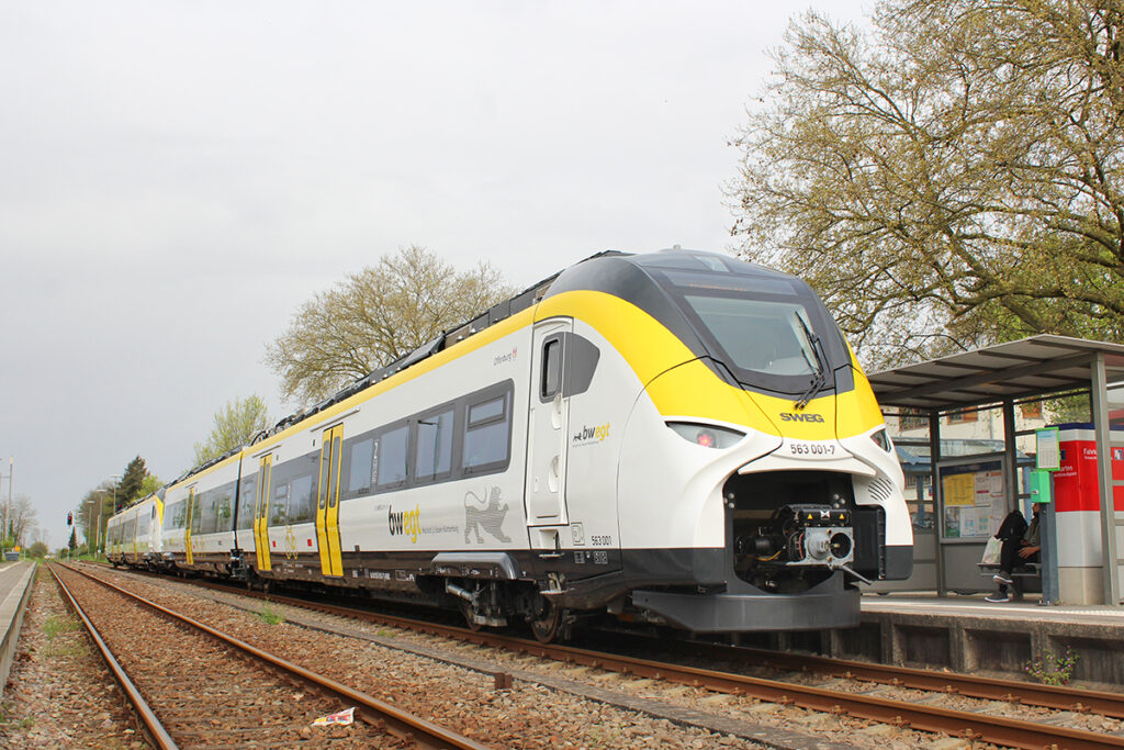 Ein Akkuzug steht an einem Bahnsteig.