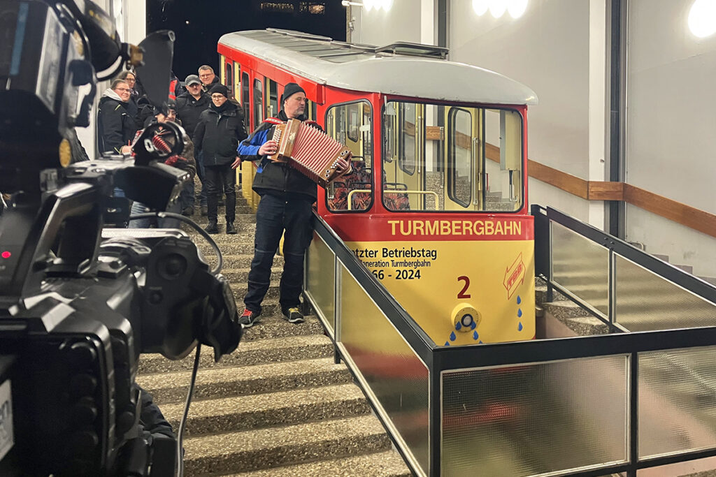 Ein Bergbahnwagen steht am Bahnsteig in der Talstation.