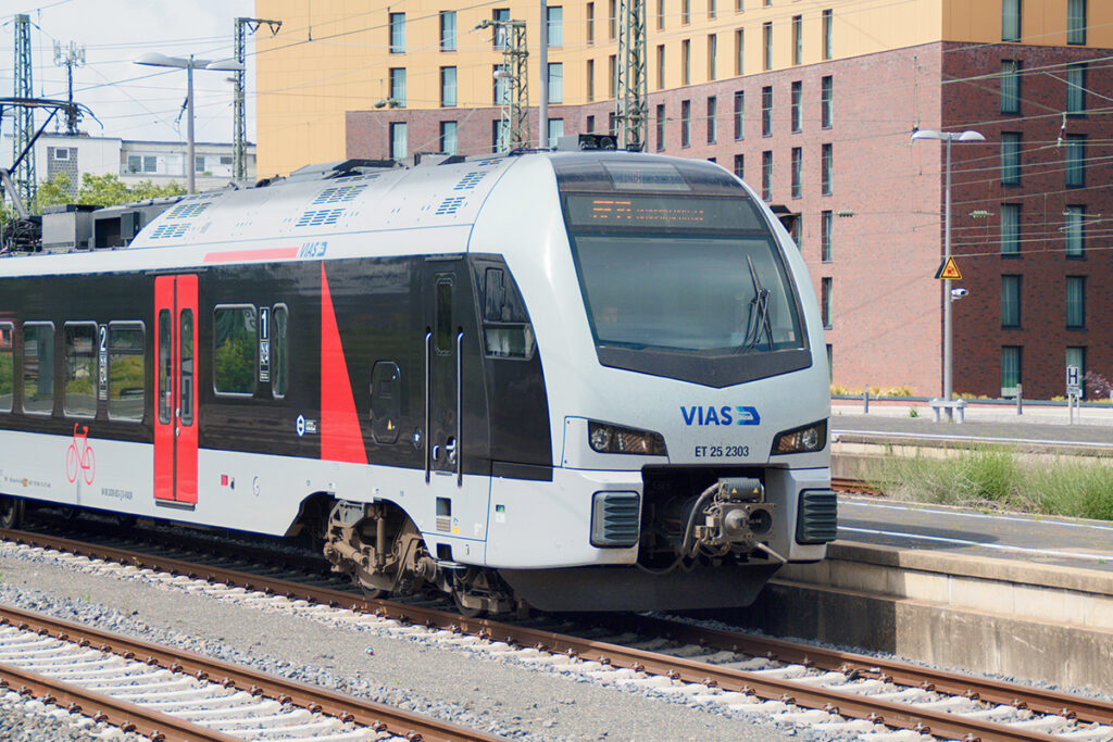 Ein Zug steht an einem Bahnsteig.