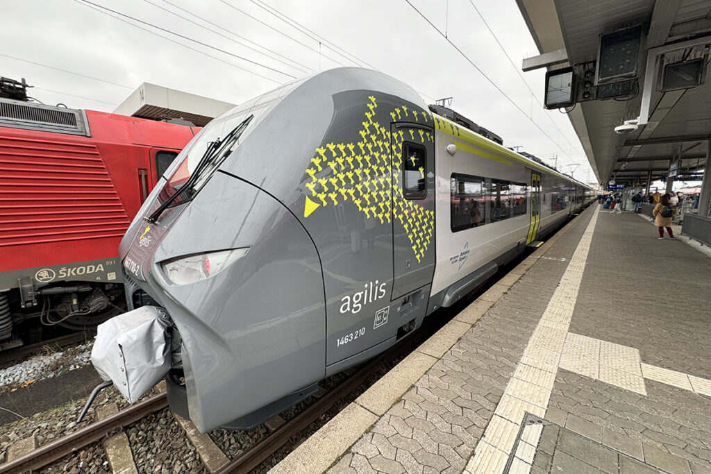 Ein Mireo-Triebzug steht an einem Bahnsteig.