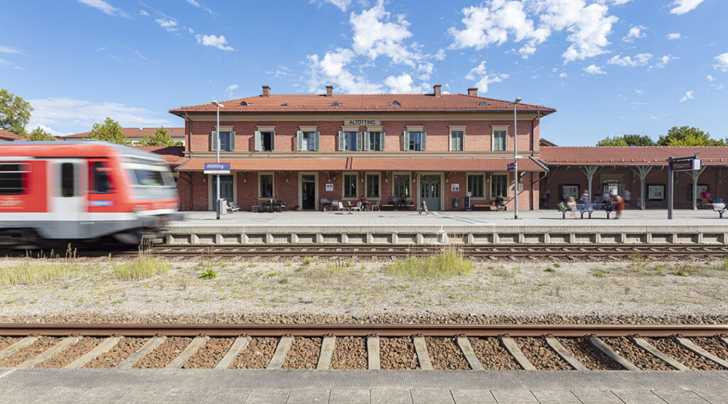 Zwischenhalt: Pilgerbahnhof mit Bethalle