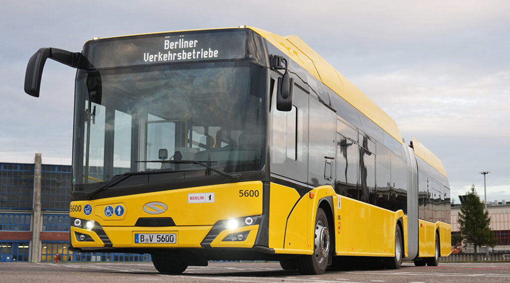 Neue Gelenkbusse stromern durch Berlin