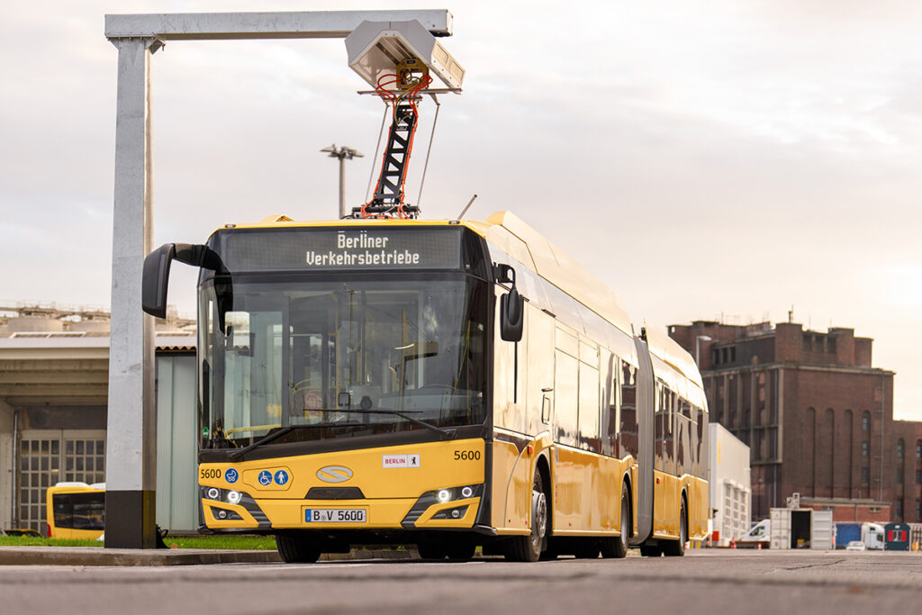 Ein elektrischer Gelenkbus steht auf einer Straße.