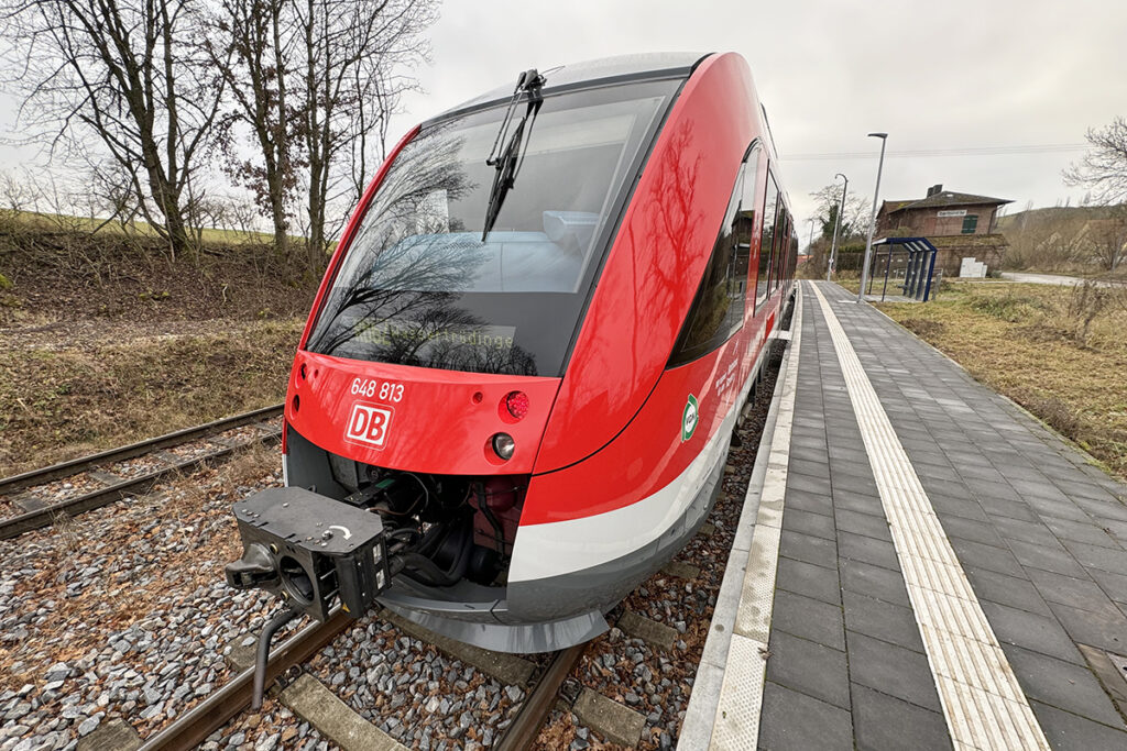 Ein Zug steht an einem Bahnsteig.