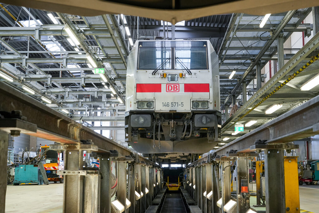 Eine Lok steht in einer Werkstatt.