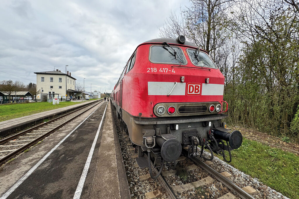 Ein Zug steht in einem Bahnhof.