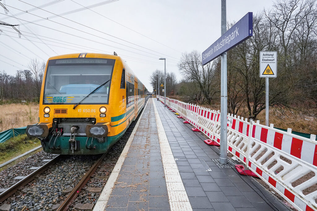 Ein Zug hält am Bahnsteig der Station Schwerin Indstriepark.