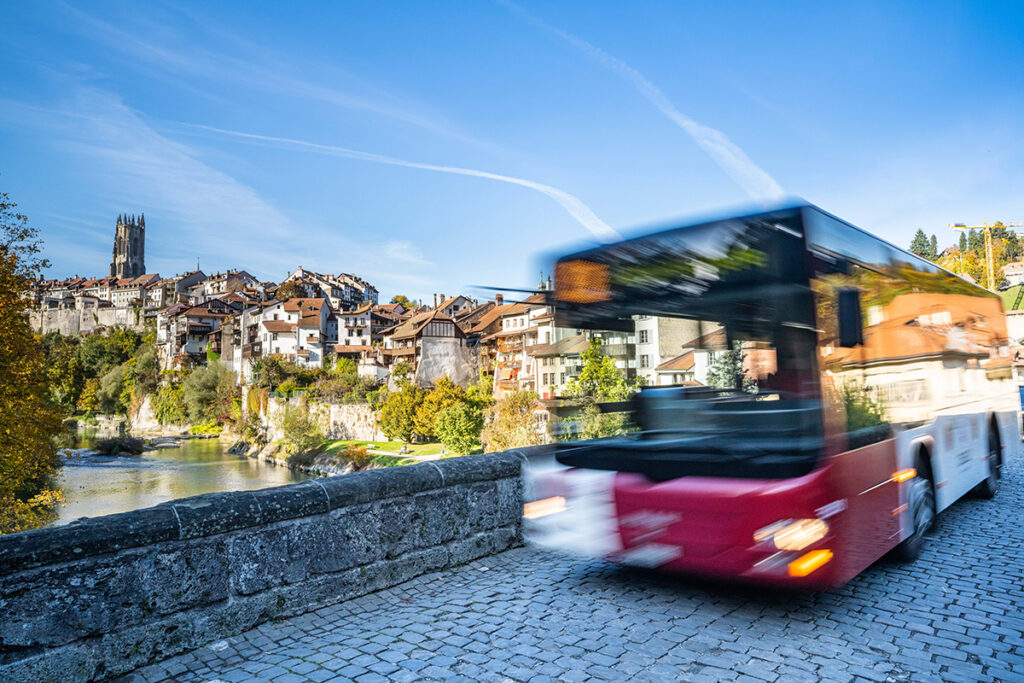 Ein Bus fährt über eine Brücke.