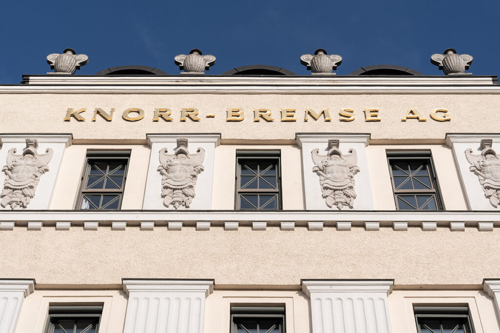 Eine Fassade mit der Aufschrift Knorr-Bremse.