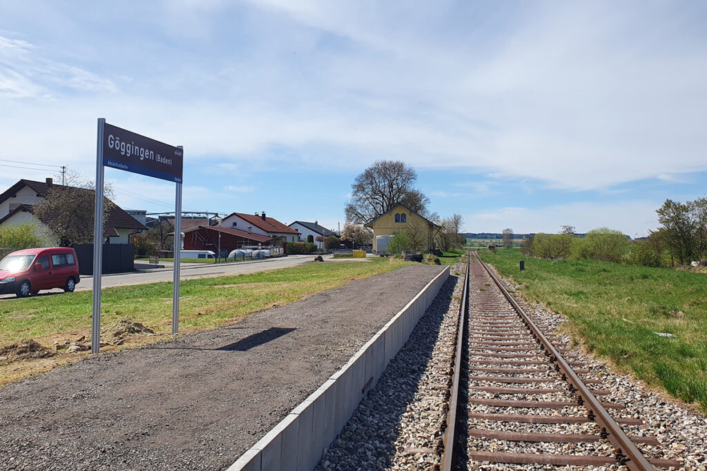 Ein Bahnsteig an einer eingleisigen Strecke.