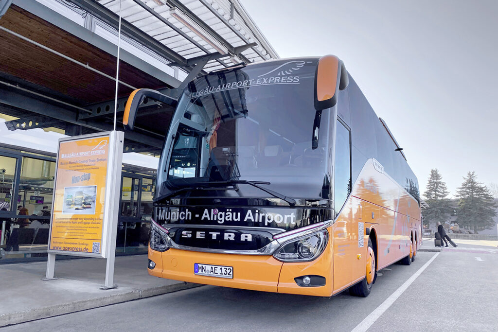 Ein Bus steht vor einem Terminal.
