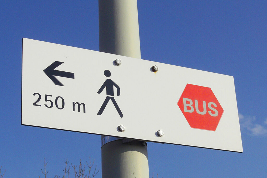 Ein Hinweisschild auf eine Bushaltestelle.