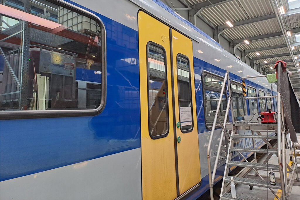 Ein Zug steht in einer Werkstatt.