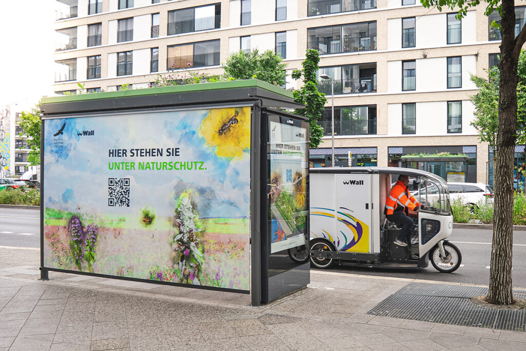 Eine Fahrgast-Unterstand an einer Bushaltestelle.