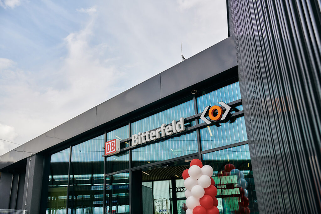 Teil der Fassade eines Bahnhofsgebäudes.