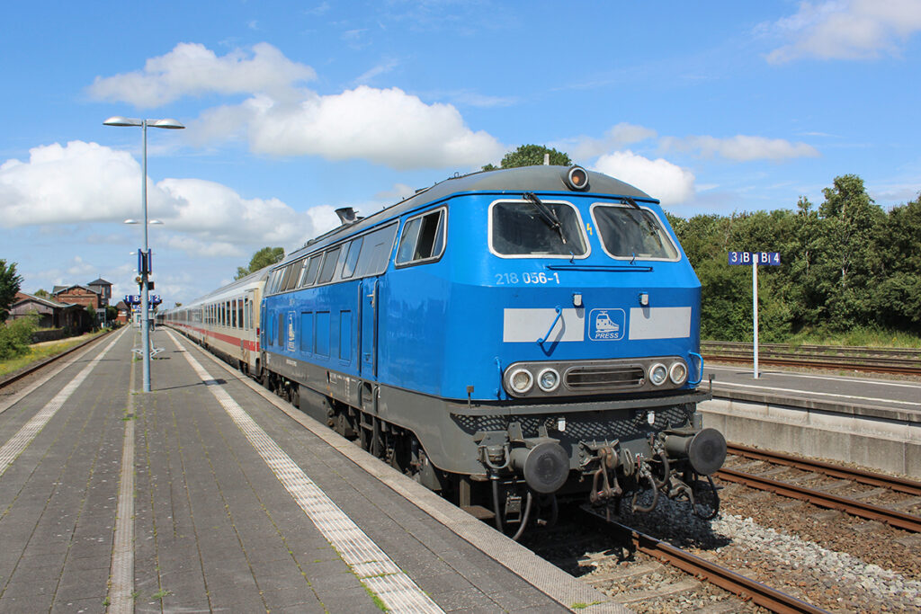 Ein Zug steht an einem Bahnsteig.
