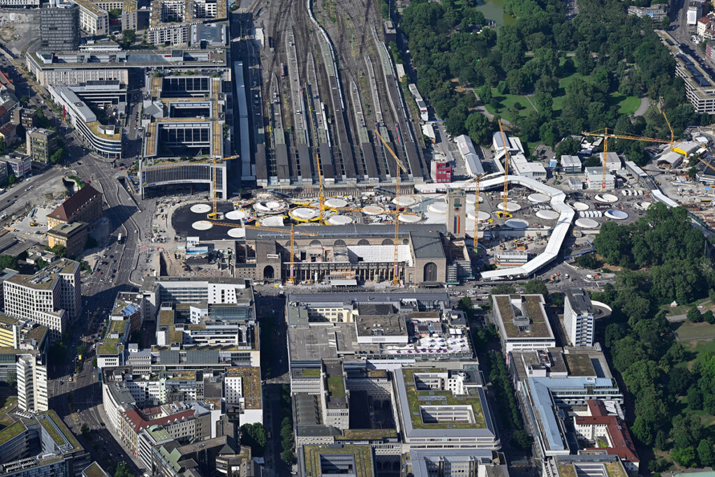 Blick aus der Luft auf den Stuttgarter Bahnhof.