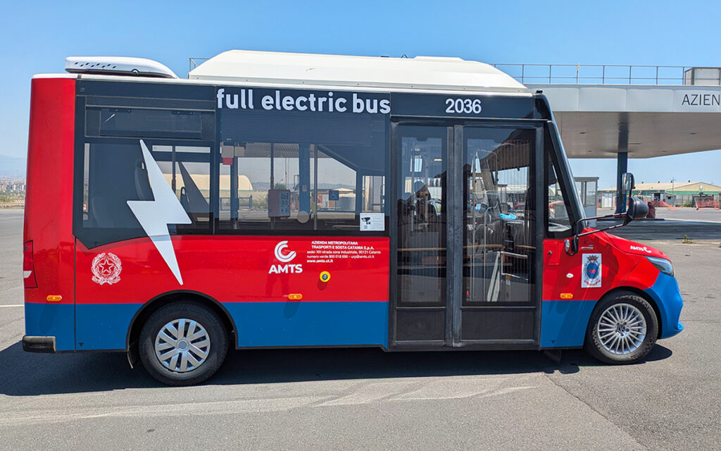 Ein Kleinbus steht auf einem Platz.