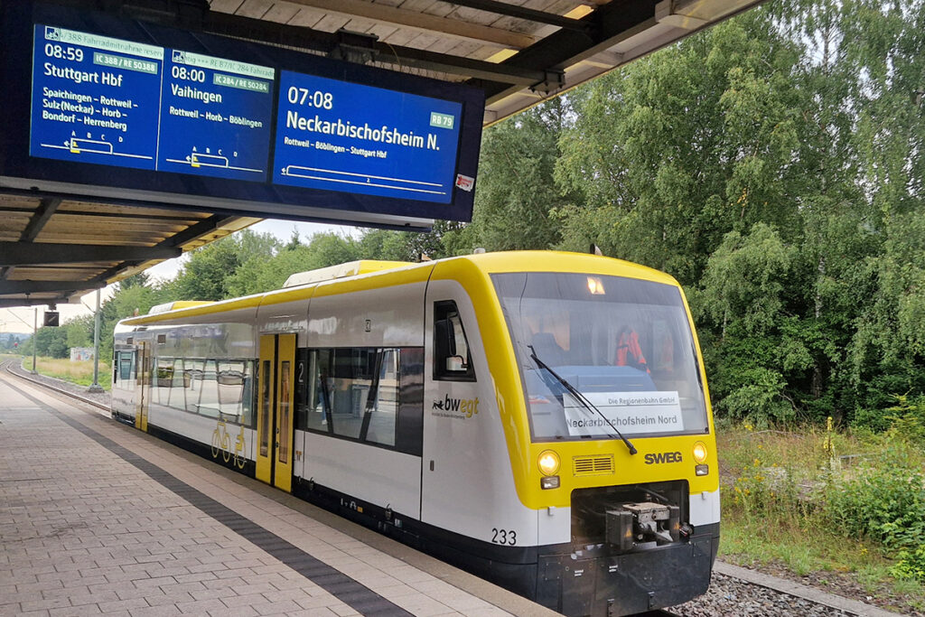 Ein Triebzug der Regionenbahn steht an einem Bahnsteig.