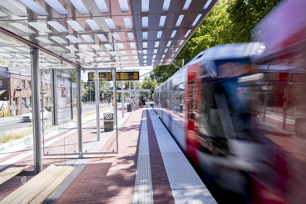 Eine Stadtbahn hält an einem Bahnsteig.