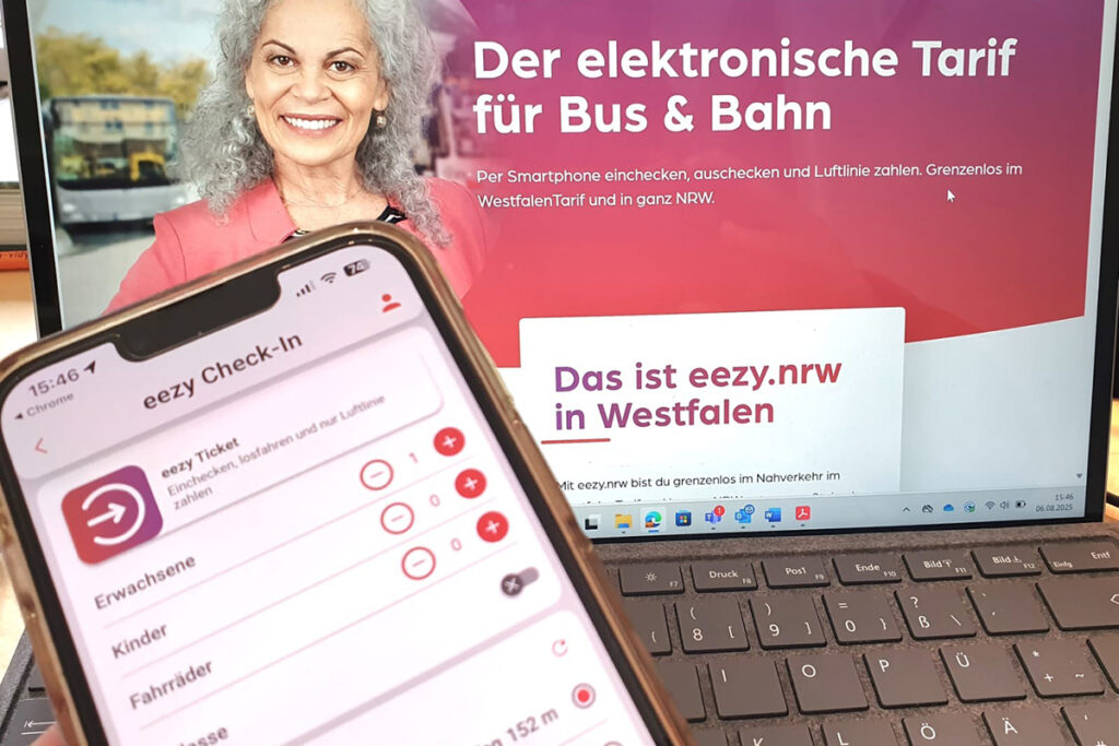 Ein Handy vor einem Computerbildschirm.